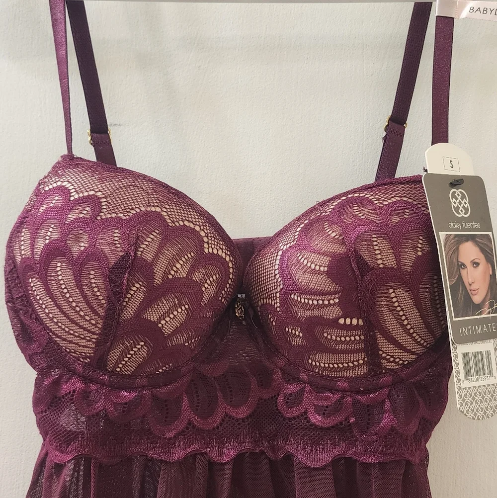 New Daysi Fuentes Elegant Lace Burgundy‎ Babydoll, Size Small.